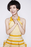 小燕子李晟拍夏日时尚大片 俏皮率真惹人怜爱