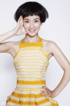 小燕子李晟拍夏日時(shí)尚大片 俏皮率真惹人憐愛