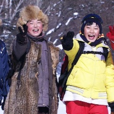 一個小孩三個幫