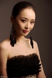 李曼穿束腰黑裙展S曲线 红唇惹眼眼神诱惑至极