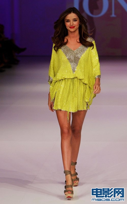 辣妈米兰达走秀展超模风采 完美身材秀酥胸美腿