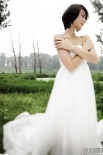 戚薇身披白色婚纱拍摄宣传片 手抱双胸清纯迷人