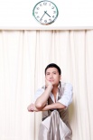 何晟铭笑容亲和拍时尚大片 成功演绎双面绅士
