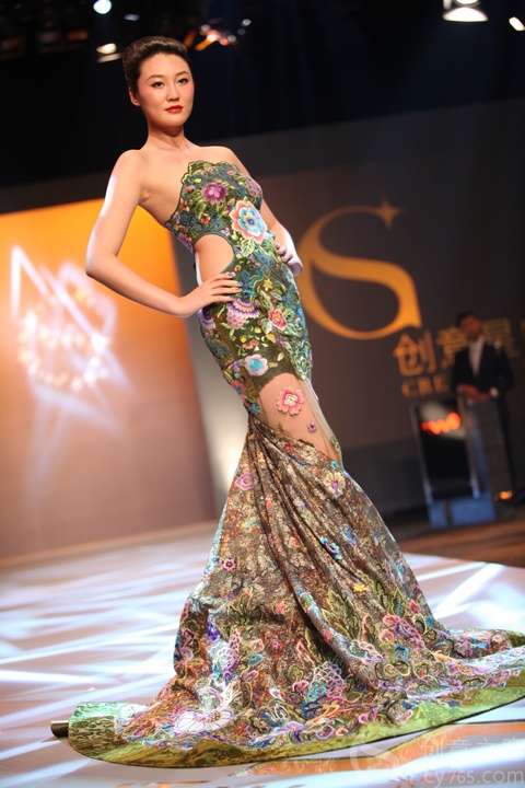 许建树"红毯礼服秀"