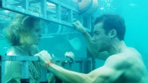 《鲨鱼惊魂夜3D》片段 水下营救屡屡遇险人鲨共殴