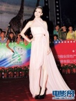 巩新亮裸色长裙亮相现场 优雅唯美宛如性感女神