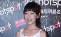 周冬雨一身白裙清纯亮相 冯绍峰澄清剧组不合传闻
