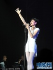 王菲武汉演唱会华丽唱响 持扩音器唱歌招数百出