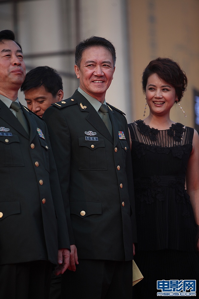 《飛天》劇組亮相紅毯 李幼斌著軍裝氣勢足