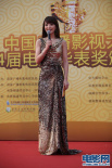 李密亮相華表獎(jiǎng)紅毯 金色亮片長(zhǎng)裙凸顯優(yōu)雅氣質(zhì)
