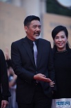 周润发夫妇携手亮相红毯 手挽手彰显默契十足