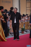 導(dǎo)演寧浩黑色服裝登上紅毯 滿面笑容親和力十足