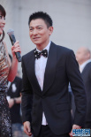 劉德華笑容滿面開心亮相 黑色波點領結個性十足
