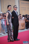 馮小剛、徐帆夫婦攜手現(xiàn)身紅毯 手挽手默契十足