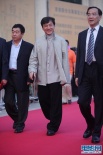 成龙中式服装亮相笑容亲和 胡歌黑西装帅气十足