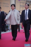 成龙中式服装亮相笑容亲和 胡歌黑西装帅气十足