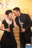 周潤發(fā)、吳君如獲境外華裔演員獎 后臺貼面慶祝
