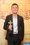 文章获优秀新人男演员奖 后台举奖杯露开心笑容