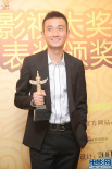文章獲優(yōu)秀新人男演員獎(jiǎng) 后臺(tái)舉獎(jiǎng)杯露開心笑容