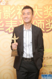 文章獲優(yōu)秀新人男演員獎(jiǎng) 后臺(tái)舉獎(jiǎng)杯露開心笑容