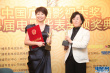 薛晓路获优秀新人编剧奖 后台举奖杯展笑意