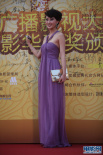 女星林鹏紫色长裙出场 笑容迷人秀香肩美背
