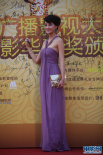 女星林鹏紫色长裙出场 笑容迷人秀香肩美背
