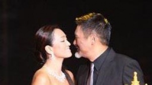 周润发荣获优秀华裔男演员奖 巩俐裙角被踩险出糗