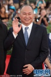 導(dǎo)演吳宇森攜妻子亮相水城 滿面笑容揮手致意