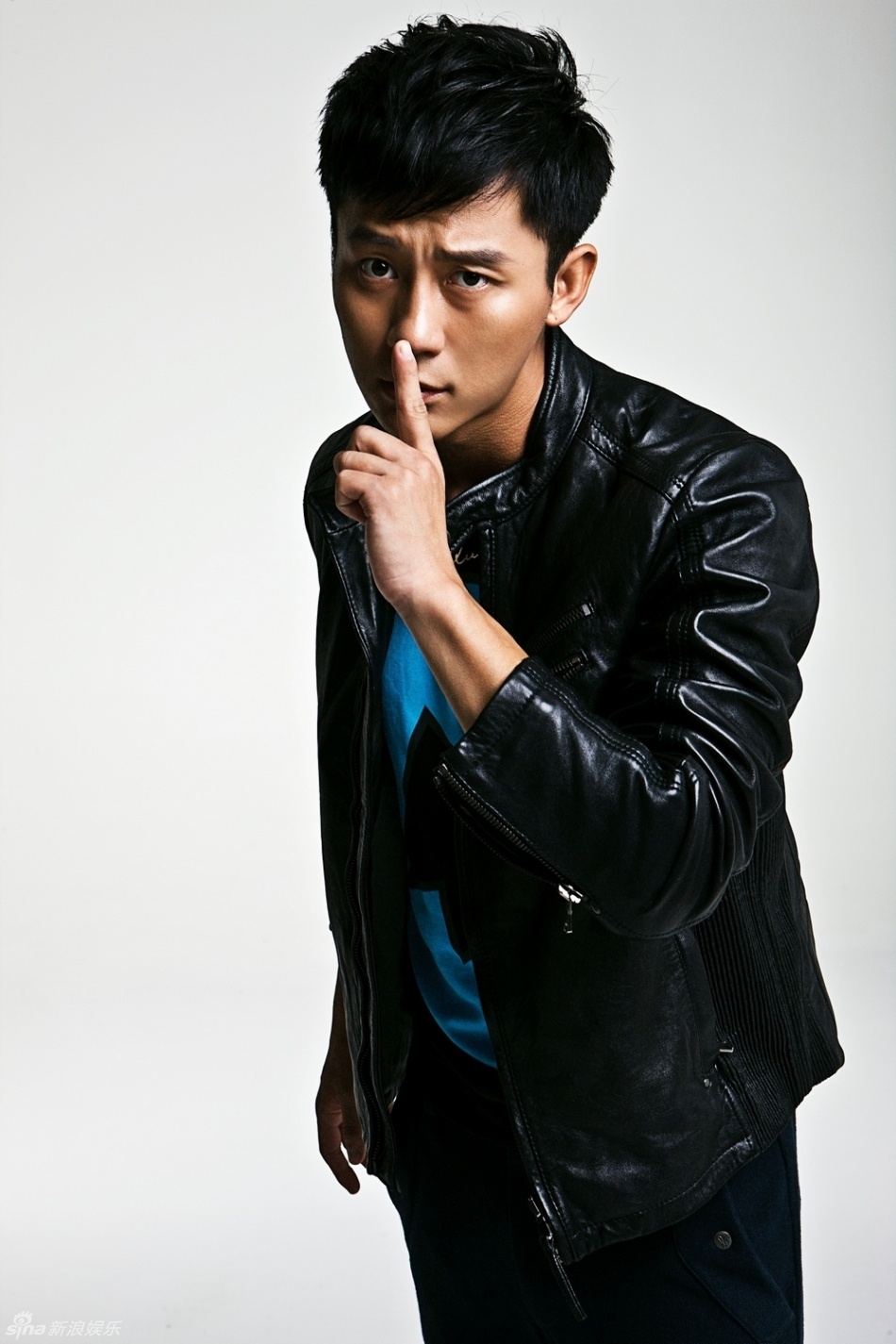 近日,李晨受邀为某杂志拍摄时装大片,透过镜头与你分享秋冬俊朗男人的