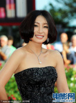 秦海璐亮相《桃姐》首映 黑色蕾絲揮手笑靨如花