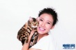 高露登宠物杂志封面 携小猫上镜场面温馨动人