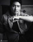 郭曉冬拍復(fù)古時尚大片 優(yōu)雅紳士散發(fā)奢華氣質(zhì)
