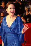 严智苑宝蓝长裙秀修长美腿 深V性感笑容迷人