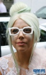 GaGa翠綠西服頭頂美元帽 蕾絲透視裝道姑頭搶鏡
