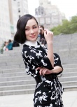 霍思燕紐約街頭拍寫真 穿復古連衣裙顧盼生輝