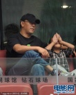 姜文与爱妻携子其乐融融看比赛 儿子略显不耐烦
