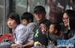姜文与爱妻携子其乐融融看比赛 儿子略显不耐烦