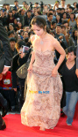 《武侠》红毯粉丝爆棚 汤唯裸色蕾丝裙秀美胸