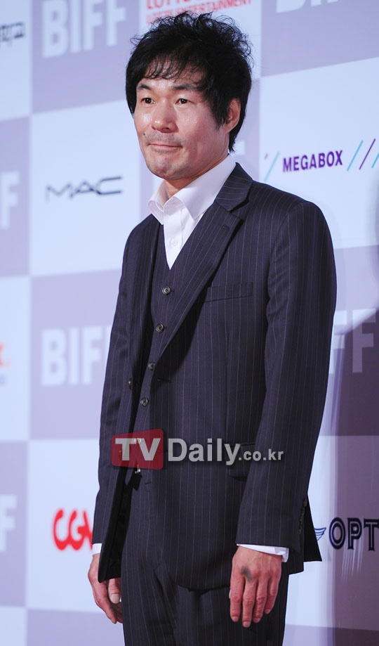 实力派演员吴光禄亮相红毯 向观众亲切挥手致意