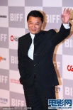 程小东亮相釜山 代表《白蛇传说》剧组走红毯