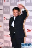 程小东亮相釜山 代表《白蛇传说》剧组走红毯