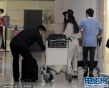 范冰冰烟熏潮装亮相机场 蹲地整行李不慎走光