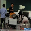 范冰冰烟熏潮装亮相机场 蹲地整行李不慎走光