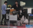 范冰冰烟熏潮装亮相机场 蹲地整行李不慎走光