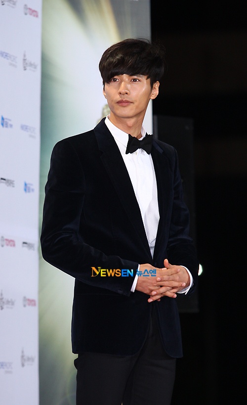 大钟奖红毯:金荷娜裸色长裙如女神 元彬引尖叫