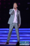 杨坤灰色西装上台 为电影节演唱歌曲受好评