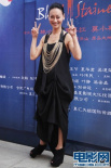 惠英红亮相《绣花鞋》发布会 黑色长裙显魅力