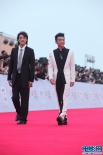 黃又南、鄭愷黑西裝低調(diào)亮相 揮手致意笑容親和