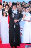 斯琴高娃着黑色翻领大衣亮相 大方得体略显富态